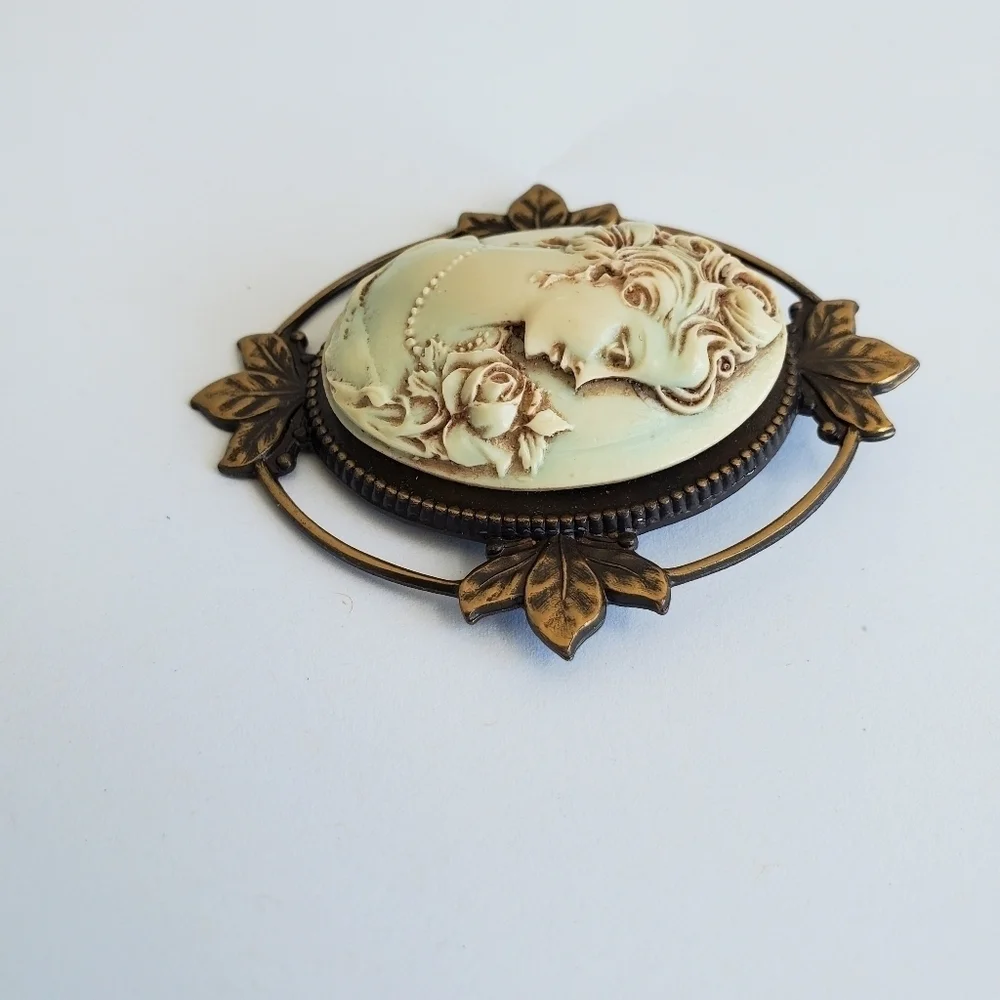 Vintage Resin Cameo In Ornate Frame Brooch - Picture 2 of 5